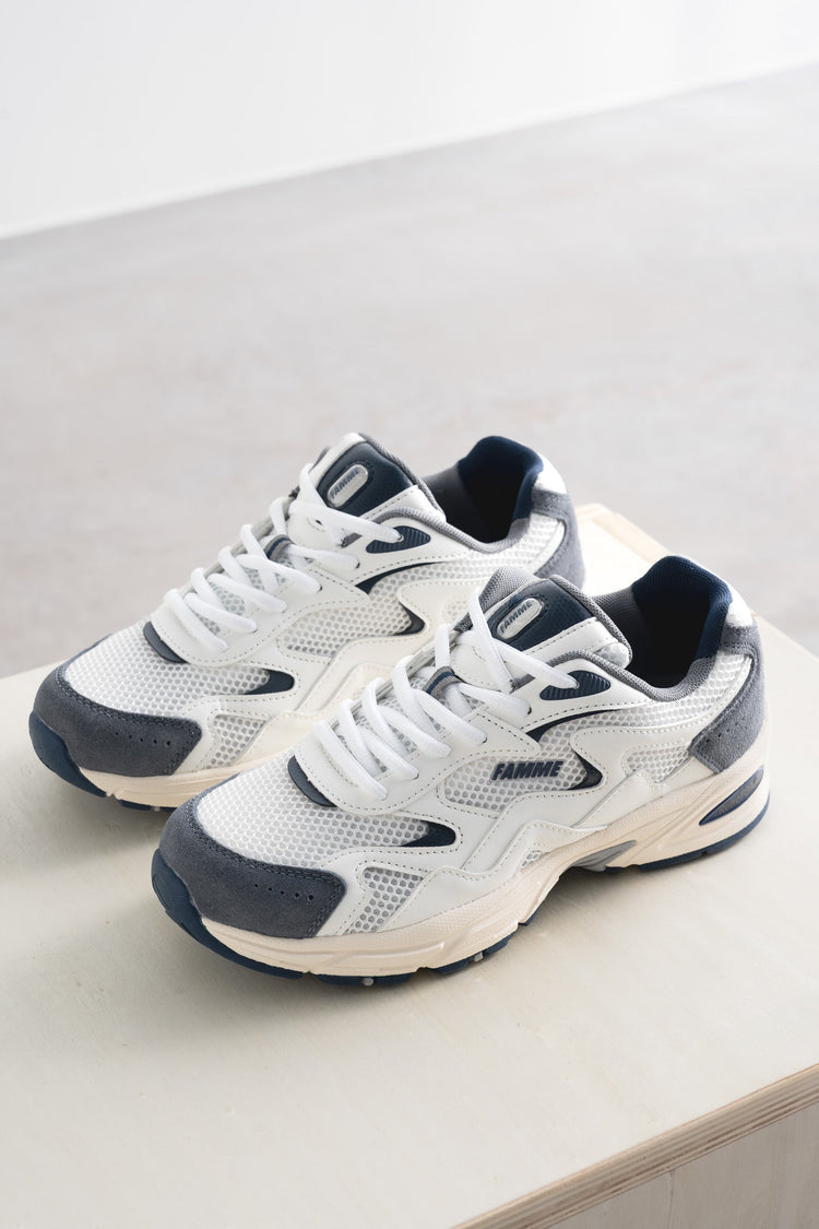 Sko - sneakers og løbesko til træning og hverdag med god støddæmpning. Vores sneakers giver optimal støtte under træning og ser samtidig fantastiske ud til hverdagsbrug.