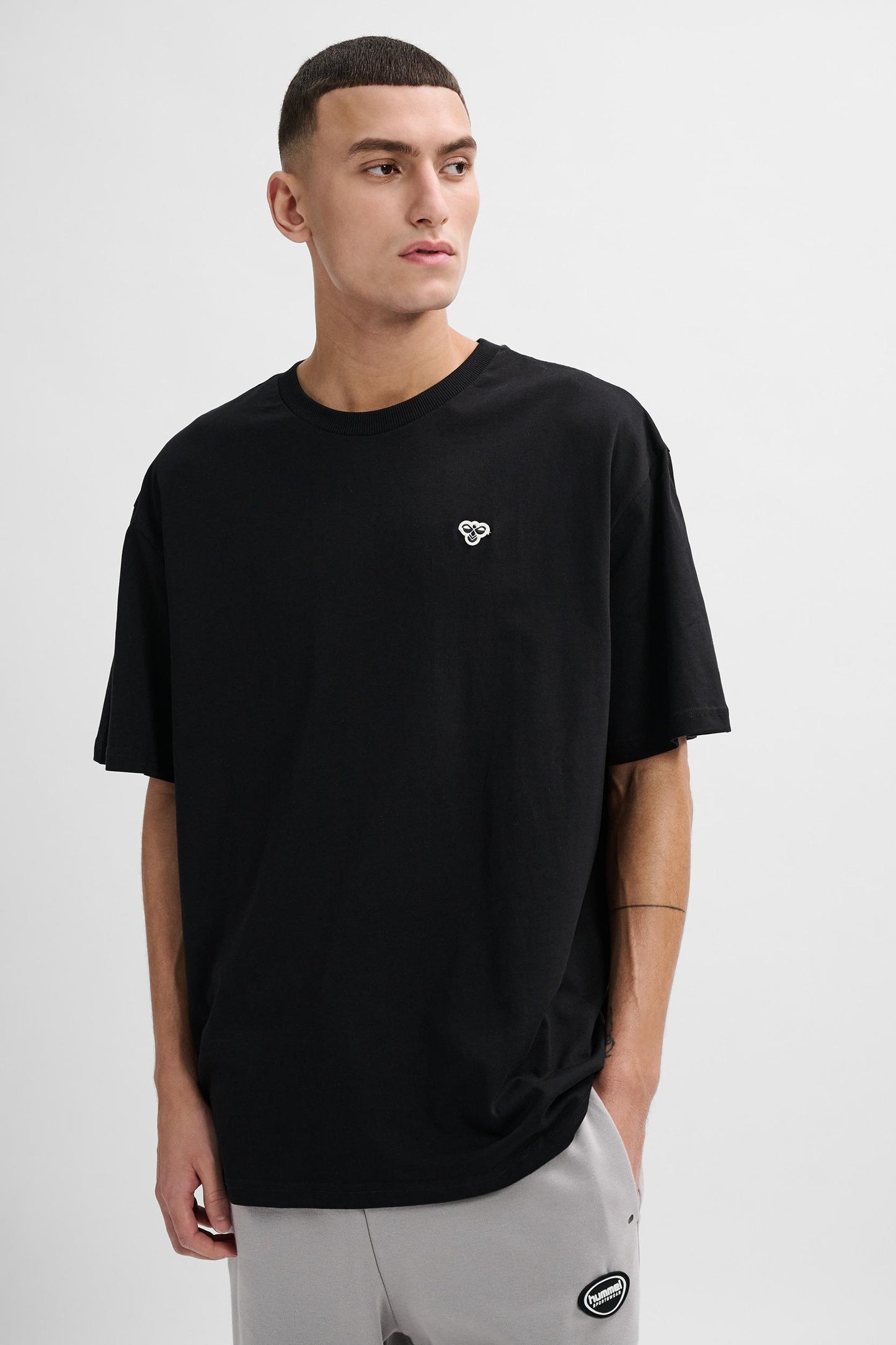 HUMMEL - Hmlloose T-shirt Bee S/s - Black